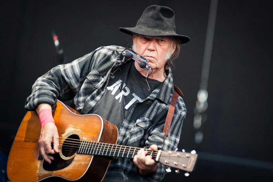 Neil Young llamó a los empleados y empleadas de Spotify a dejar la compañía (Fuente: AFP)