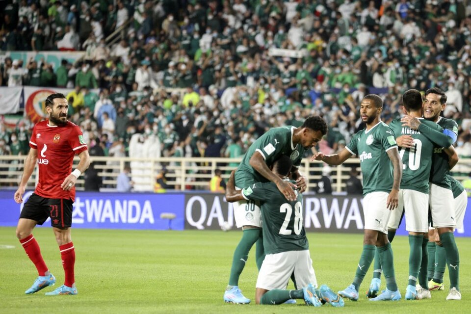 Los jugadores del Palmeiras, liderados por el exLanús Gustavo Gómez, festejan tras el pitido final (Fuente: AFP)