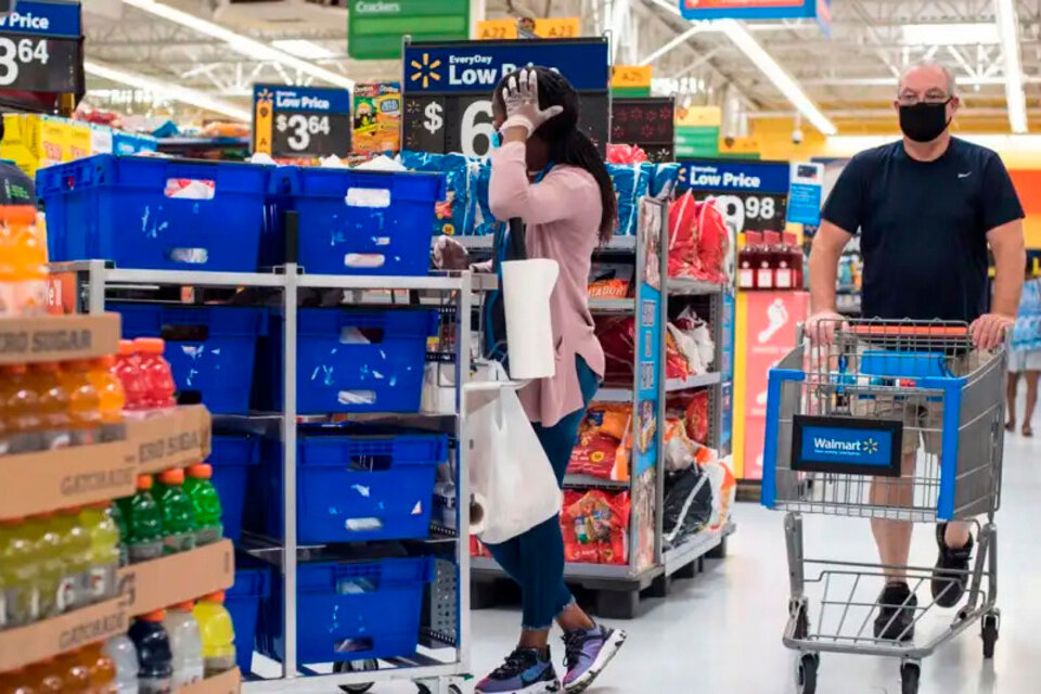 Dentro del segmento de los alimentos, el precio de las compras en supermercados subió un 1 %. (Fuente: AFP)