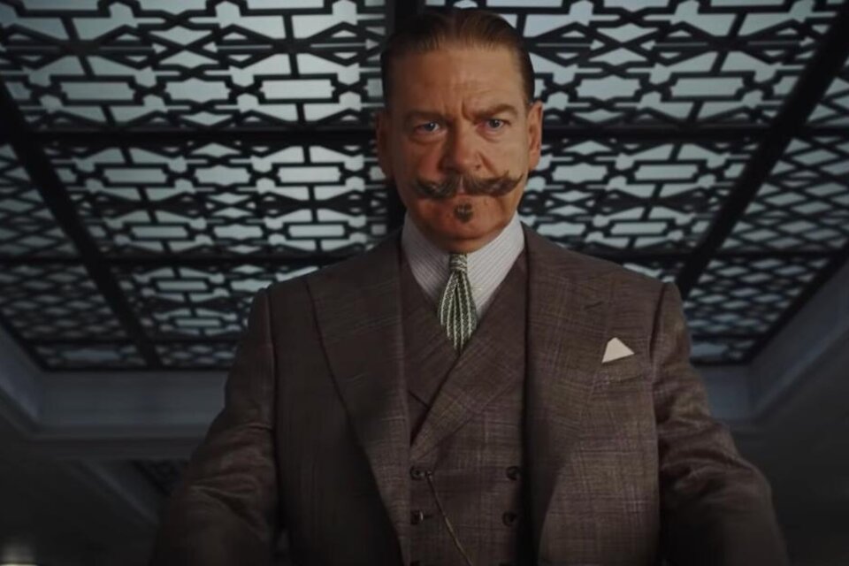 Branagh interpreta con acento francés al detective privado de origen belga Hércules Poirot.
