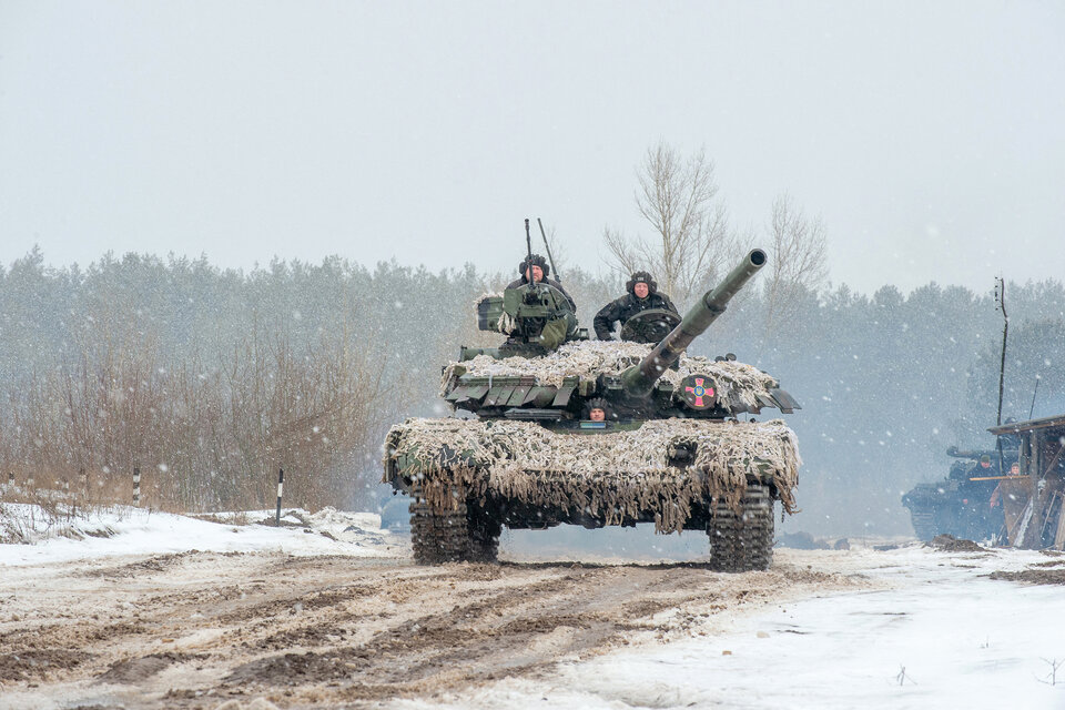 Un tanque ucraniano en maniobras improvisadas en respuesta a las de Rusia.