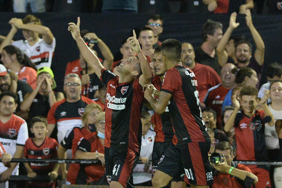 Francisco González celebra su primer gol en el Coloso (Fuente: Sebastián Granata)