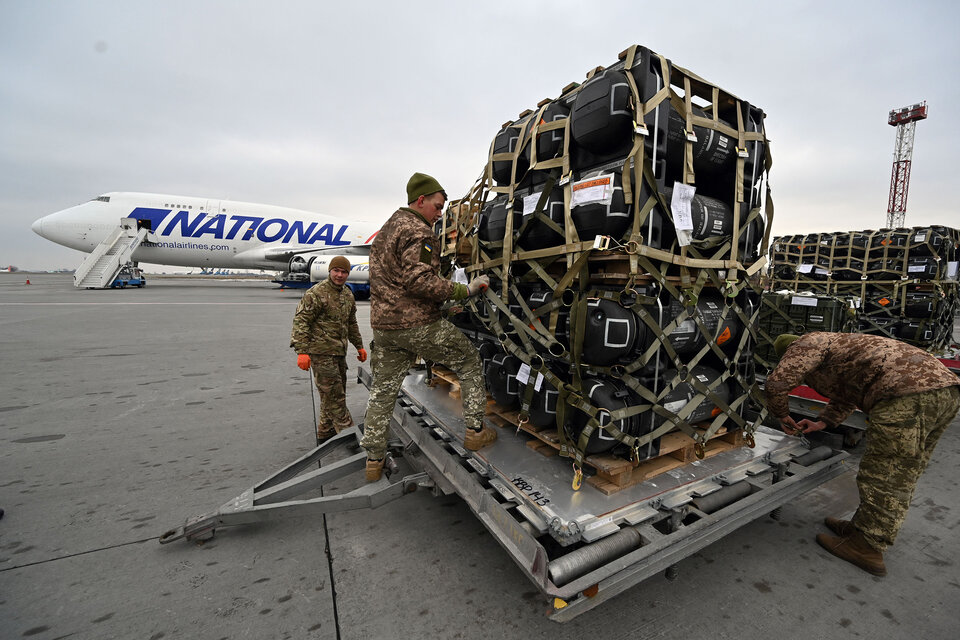 Soldados ucranians desembarcan material bélico estadounidense en el aeropuerto de Kiev. (Fuente: AFP)