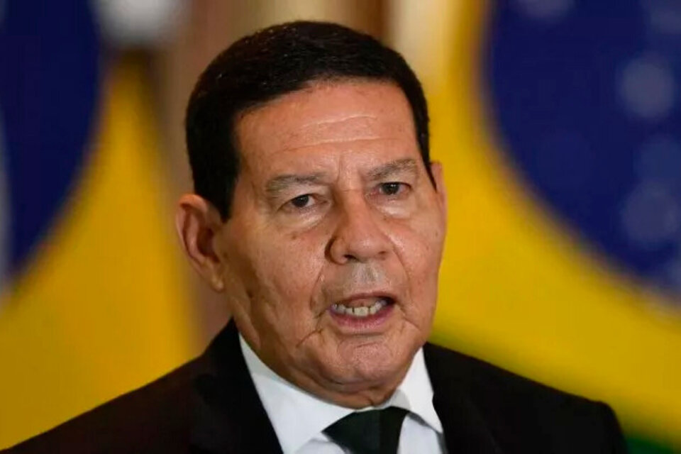 El vice de Bolsonaro se baja de la reelección 