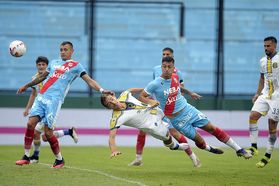 Ruben atropella de cabeza y consigue el empate. (Fuente: Fotobaires)