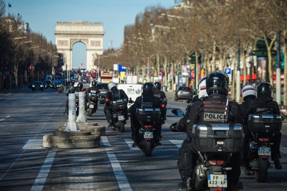 Efectivos policiales desplegados a metros del Arco de Triunfo, en París.  (Fuente: EFE)