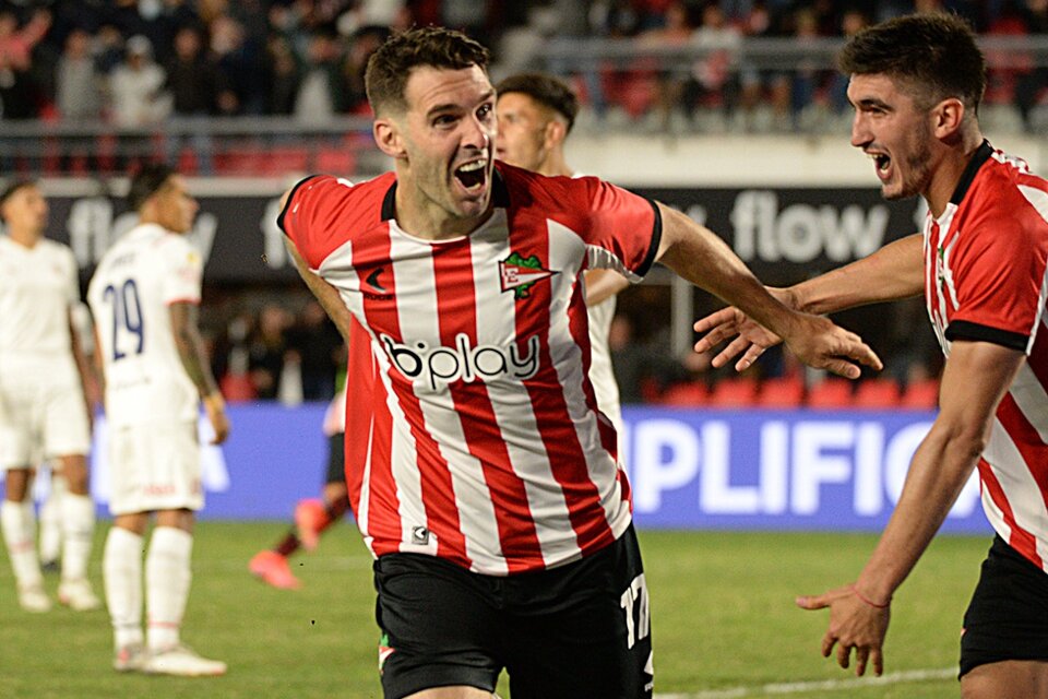 Regreso con gol para Mauro Boselli, que abrió el marcador con un gran cabezazo (Fuente: Fotobaires)