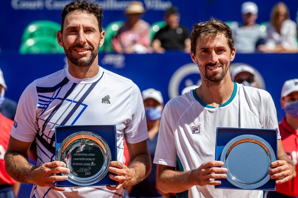El mexicano González junto a Molteni, campeones del dobles en el Argentina Open. (Fuente: NA)
