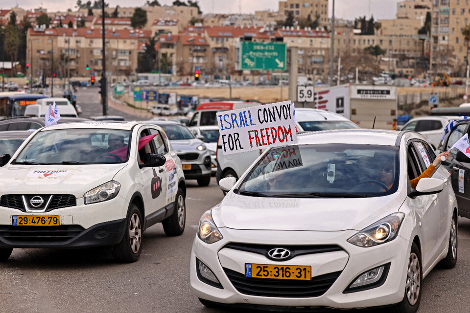 Jerusalén: protesta con cientos de vehículos en contra de las restricciones sanitarias (Fuente: AFP)