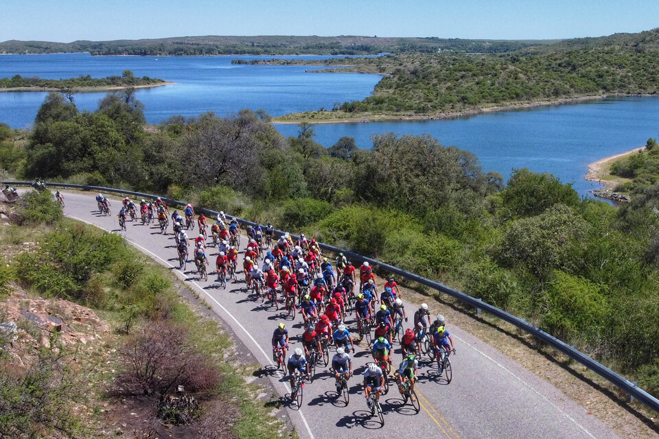 El pelotón de ciclistas sobre las rutas de San Luis.