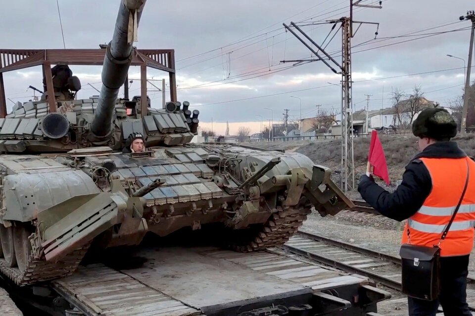 Un tanque ruso subido a un vagón de carga tras realizar ejercicios militares en Crimea. (Fuente: EFE)
