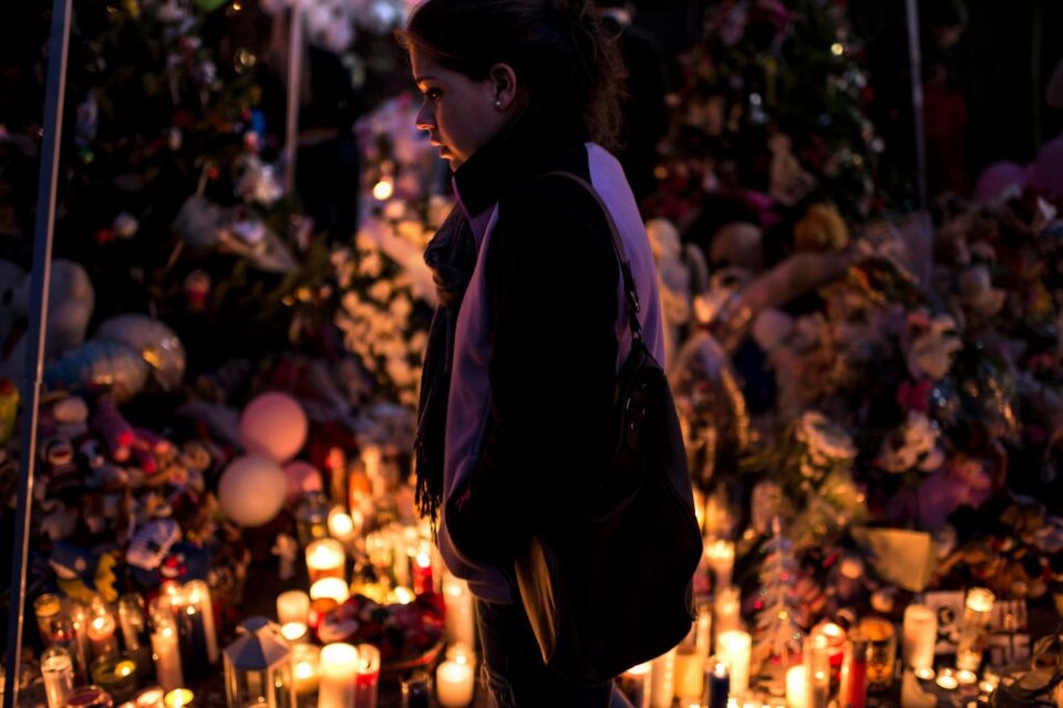 Homenaje a las víctimas del tiroteo ocurrido en diciembre de 2012.  (Fuente: AFP)