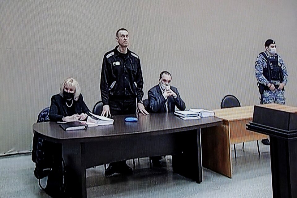 Navalny, de pie, durante una audiencia judicial este martes en Rusia. (Fuente: EFE)