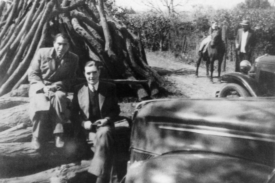 Zerpa y Cortázar en Chivilcoy, en el invierno de 1942 (Imagen publicada por Adagio Libros). 