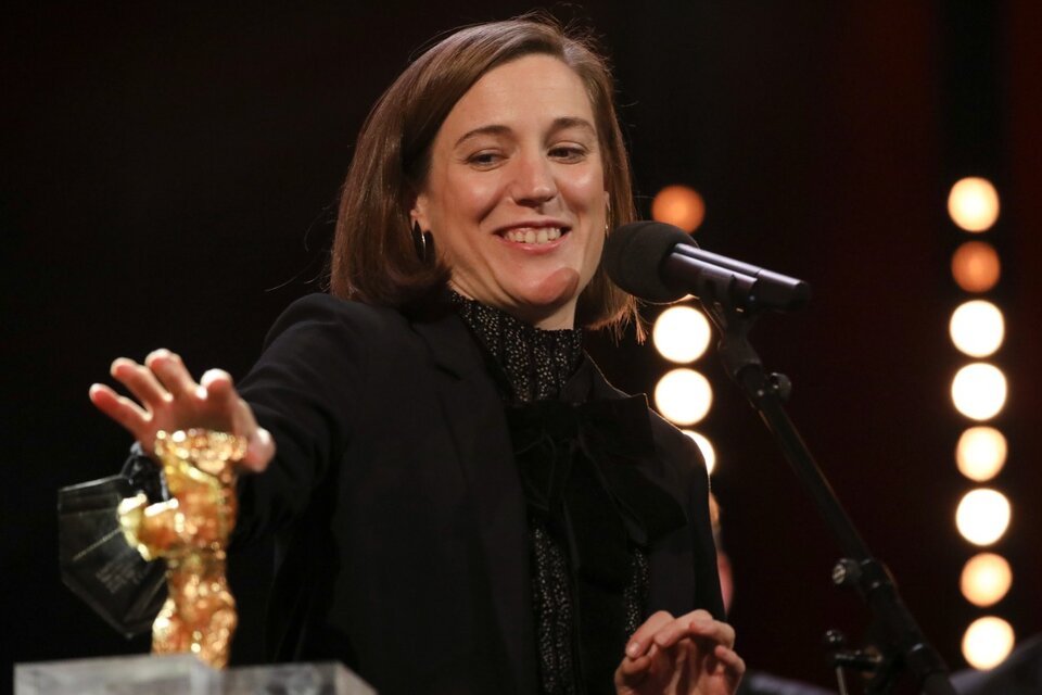 La directora catalana Carla Simón acaricia el Oso de Oro que ganó por "Alcarràs" (Fuente: EFE)
