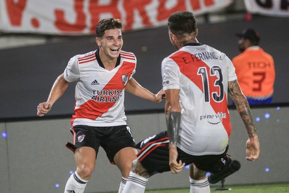 Julián Álvarez festeja con Enzo Fernández, otra de las figuras de River (Fuente: NA)