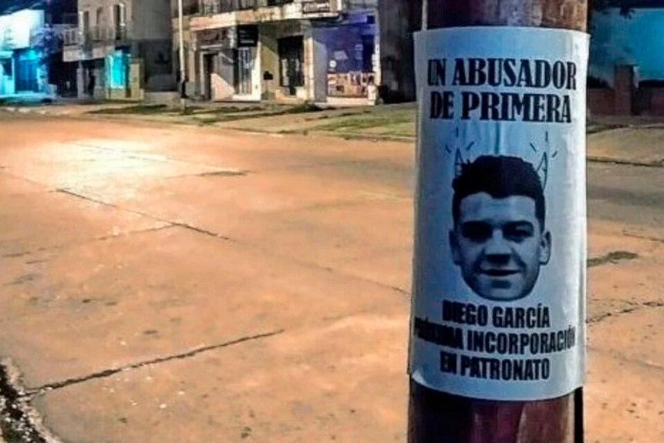 Afiche con el rosto de Diego García, acusado y procesado por abuso sexual.