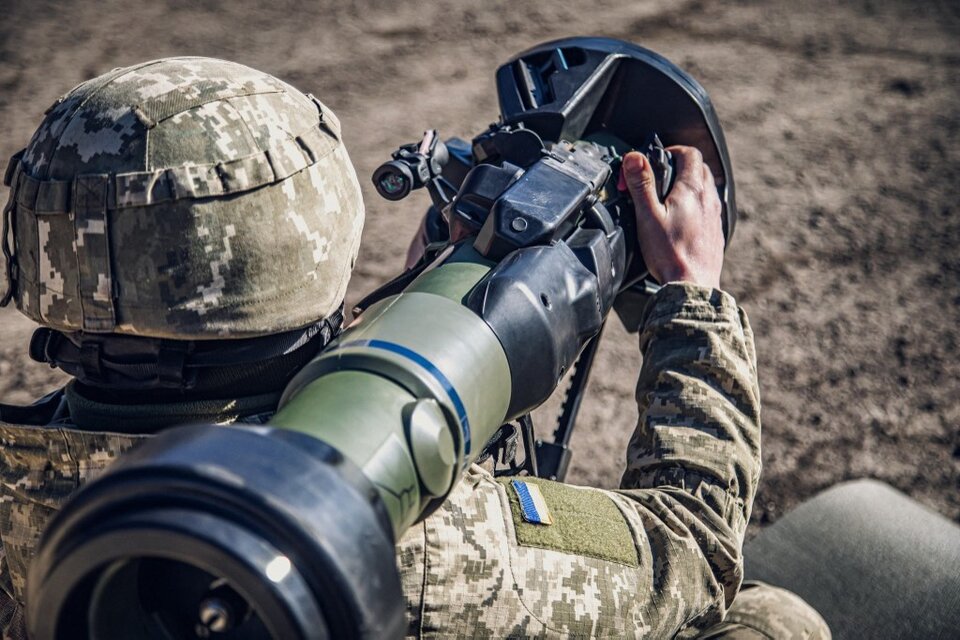Soldado ucraniano disparan un misil en una localidad no identificada de Ucrania. (Fuente: AFP)