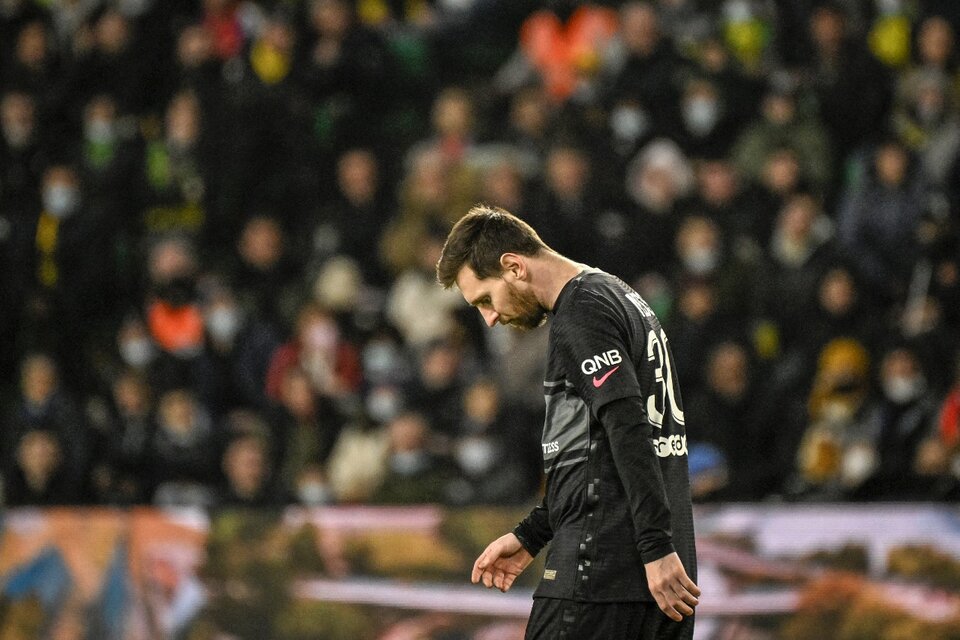 Messi se retira con mucha preocupación (Fuente: AFP)