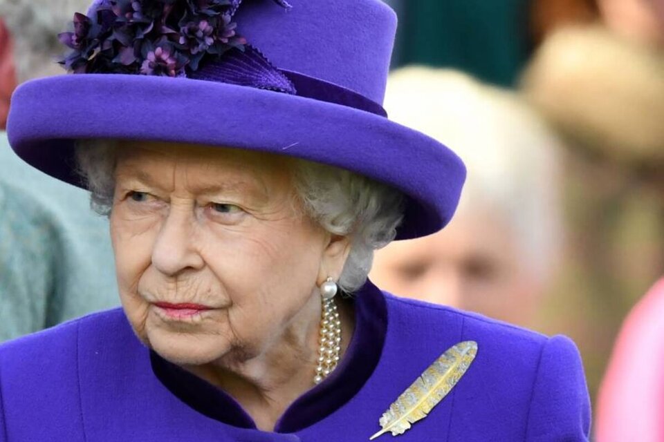 La reina Isabel II, de 95 años, tiene un cuadro de covid con síntomas similares a los de un resfrío.