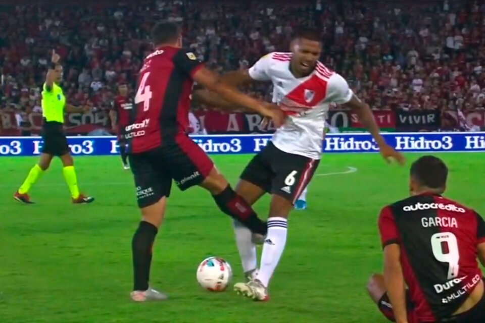 El momento de la lesión de Martínez, que preocupó a todo River (Fuente: Captura de TV)
