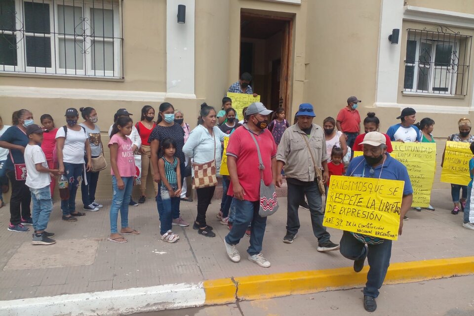 Manifestación en las puertas de la Municipalidad de Embarcación