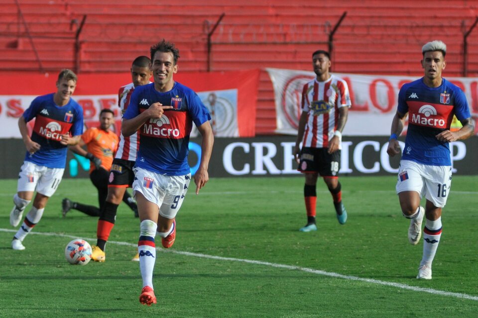 Protti celebra el segundo tanto de Tigre ante Barracas (Fuente: Julio Martín Mancini)