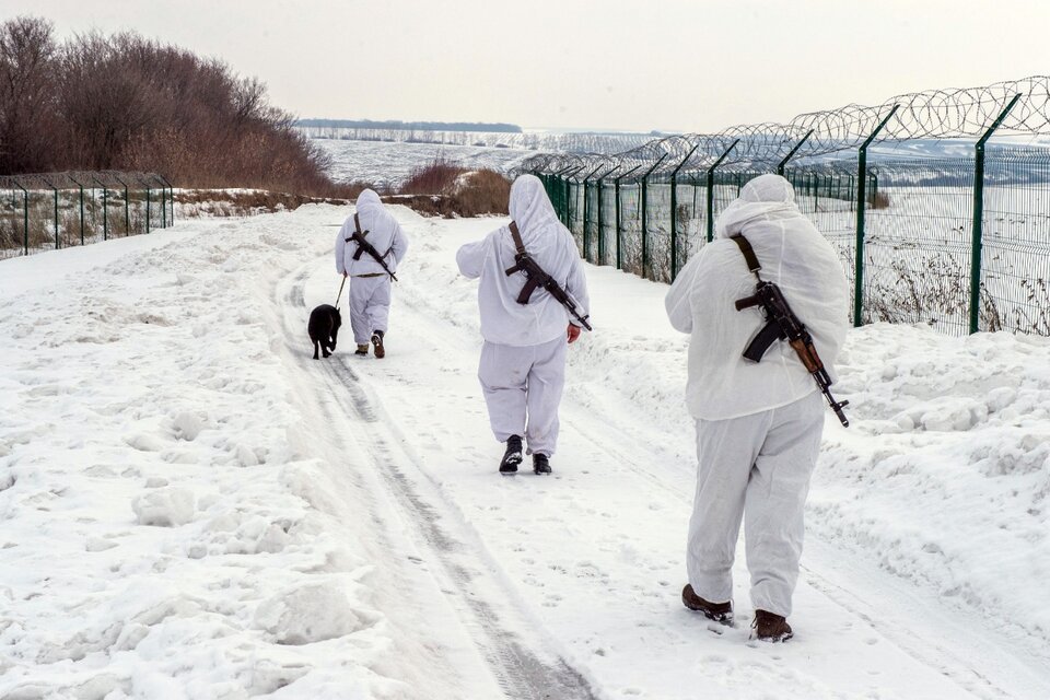 Una patrulla ucraniana en la frontera norte con Rusia, de donde no llegó el ataque. (Fuente: AFP)