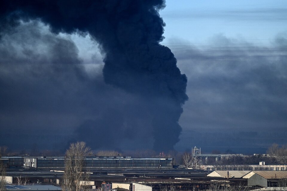 Imagen tras el bombardeo al aeropuerto militar de Chuguyev, cerca de Kiev. (Fuente: AFP)