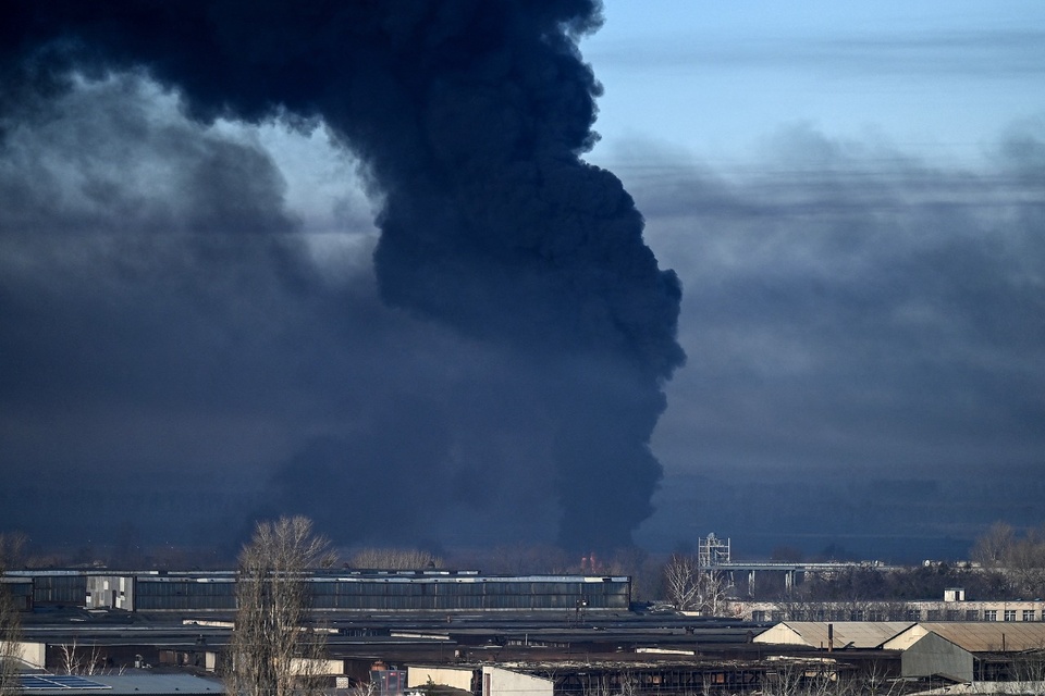 Imagen tras el bombardeo al aeropuerto militar de Chuguyev, cerca de Kiev. (Fuente: AFP)