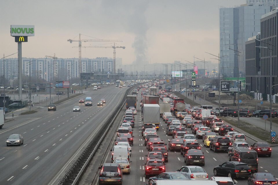Largas filas de autos con personas huyendo de Kiev, luego de que comenzaran los ataques de Rusia. (Fuente: EFE)