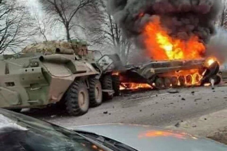 Un vehículo militar ruso incendiado cerca de la ciudad de Sumy, este de Ucrania  (Fuente: AFP)