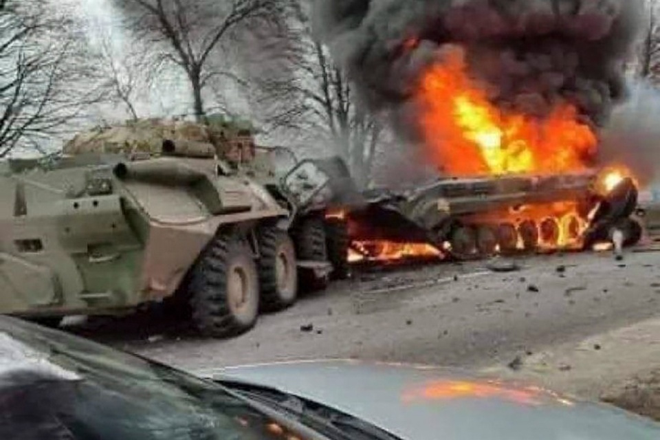Un vehículo militar ruso incendiado cerca de la ciudad de Sumy, este de Ucrania (Fuente: AFP)