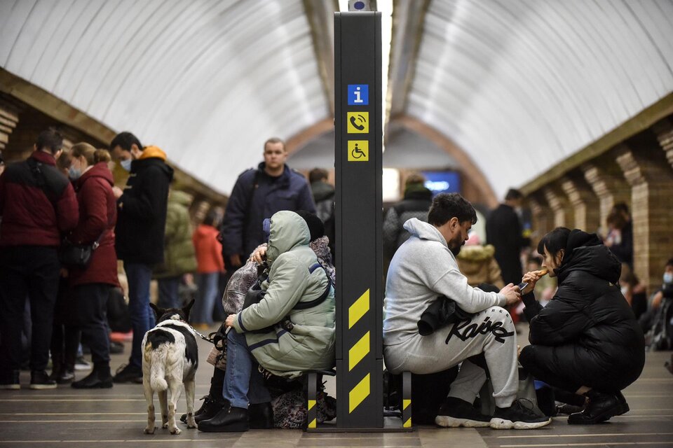 Miles de personas se refugiaron en las estaciones del metro de Kiev ante el temor a los bombardeos. (Fuente: EFE)