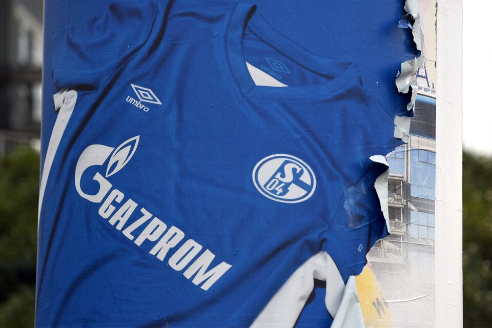 La camiseta del Schalke no tendrá el logo de Gazprom en sus próximos partidos (Fuente: AFP)