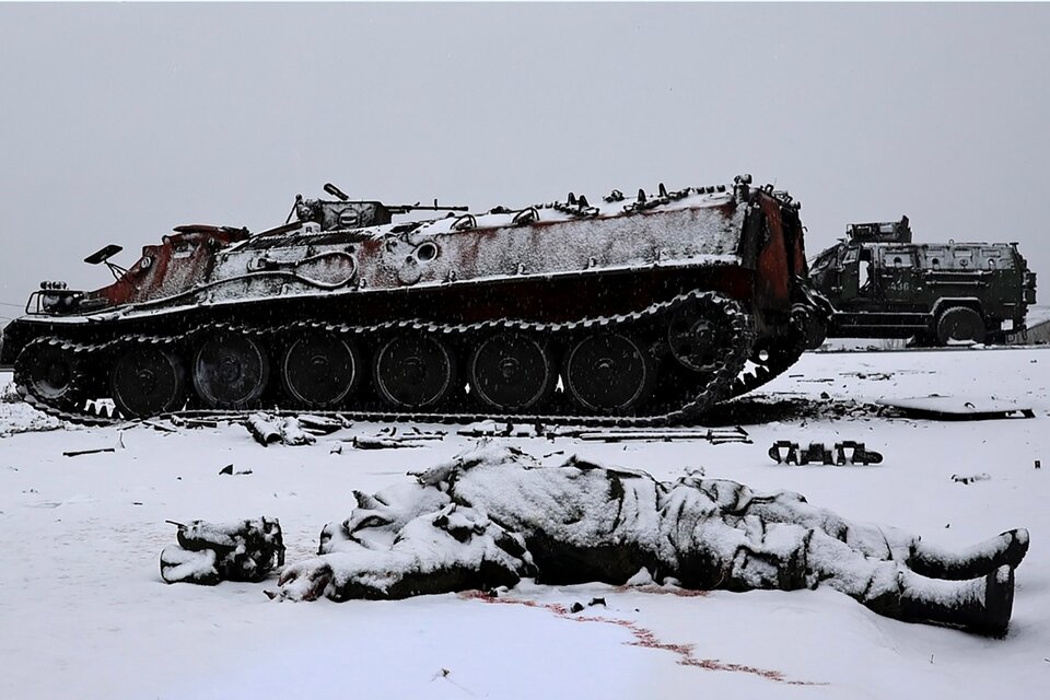 Un tanque ruso quemado y un soldado muerto cerca de la ciudad de Kharkiv, este de Ucrania. (Fuente: EFE)
