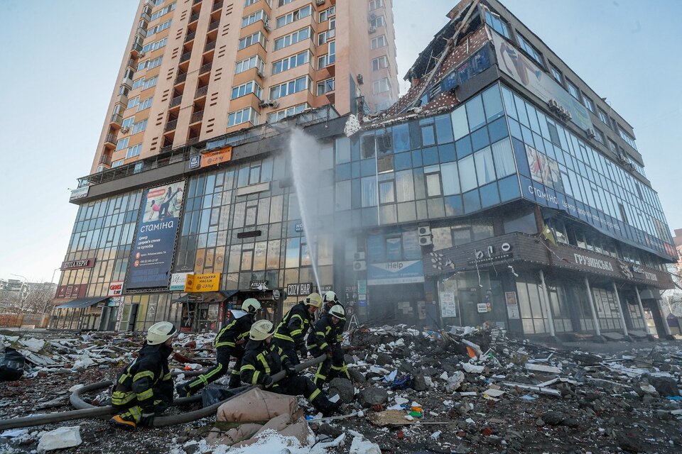 Bomberos ucranianos trabajan en un edificio bombardeado en Kiev. (Fuente: EFE)