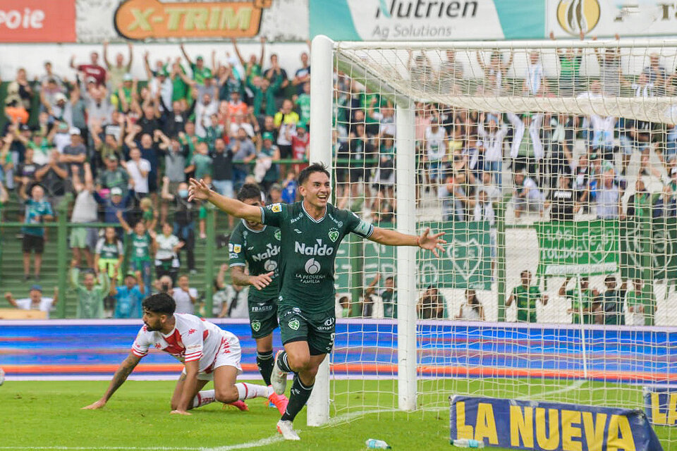Torres grita su gol para Sarmiento, que venció a Unión en Junín (Fuente: NA)