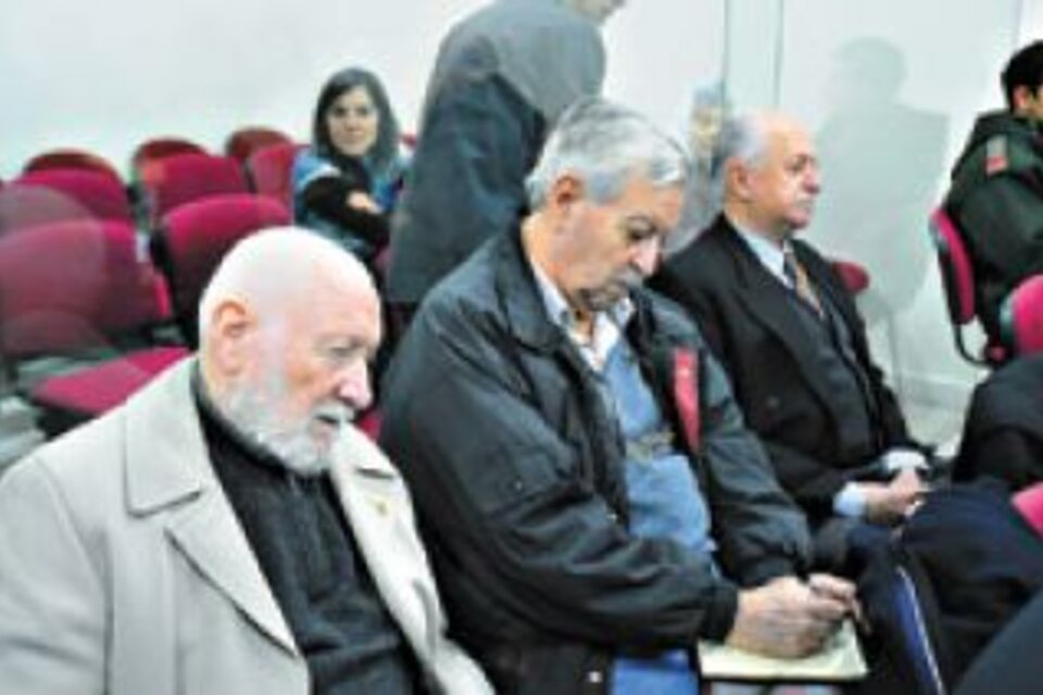 Antonio Bossie (en el centro) ya fue juzgado por crímenes de lesa humanidad. En la imagen, junto a  los represores Manuel Saint Amant y Jorge Muñoz. (Fuente: Alberto Gentilcore)