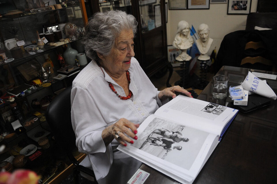 Hebe de Bonafini destaca "la ternura" con la que Gorini hilvanó las fotos de su biografía. (Fuente: Guadalupe Lombardo)