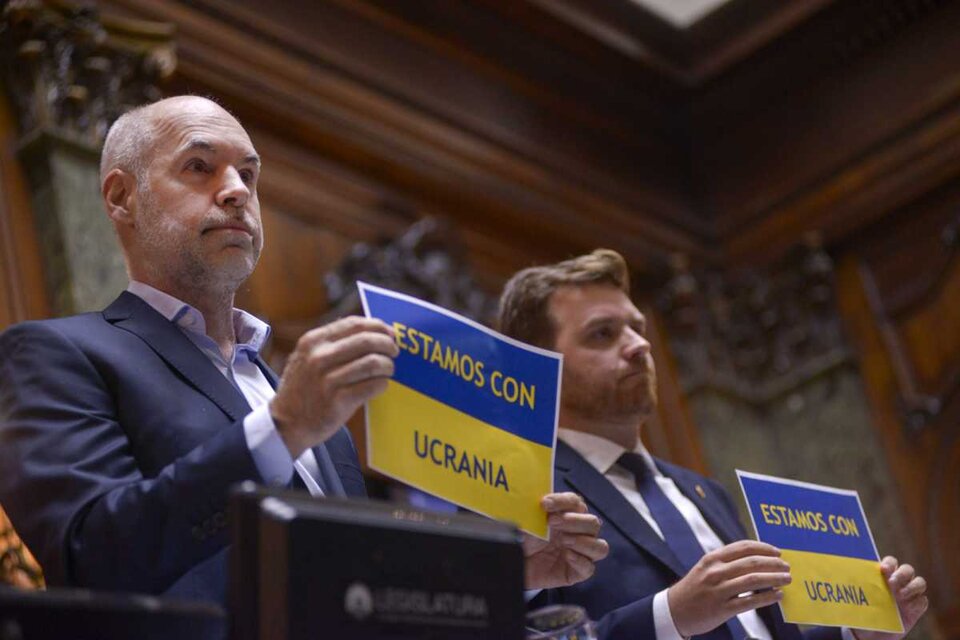 Rodríguez Larreta posó con un cartel con un mensaje para Ucrania. (Fuente: NA)