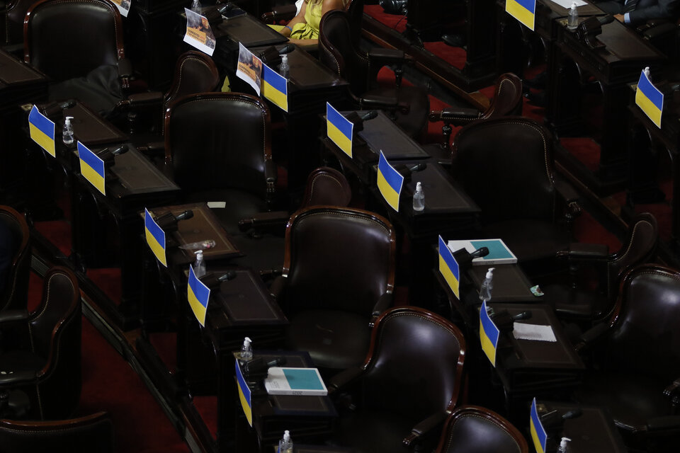 Los opositores recibieron a Alberto Fernández en el Congreso con banderas de Ucrania. (Fuente: Leandro Teysseire)