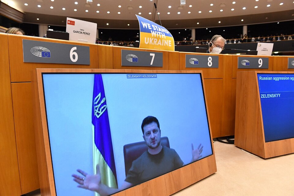Desde Kiev, Zelenski le habla por videoconferencia al Europarlamento e Bruselas. (Fuente: AFP)