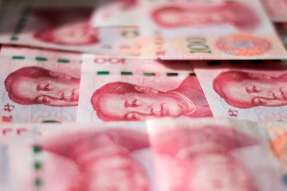 En el nuevo swap se busca que las empresas comercien en pesos y yuanes. (Fuente: AFP)