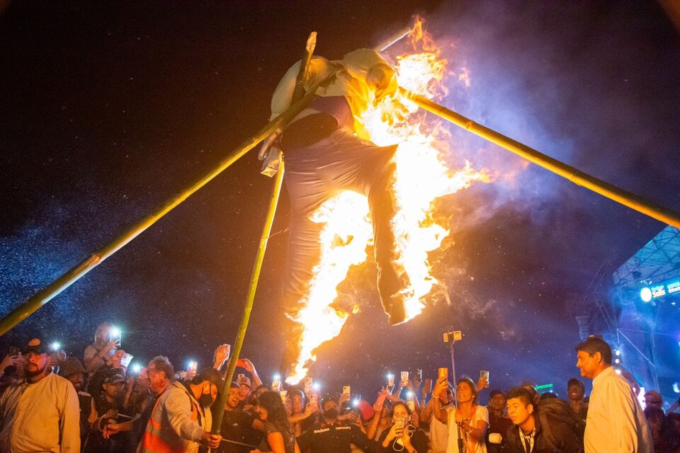 Quema del diablo al finalizar el Carnaval en el Festival de La Chaya rosarina