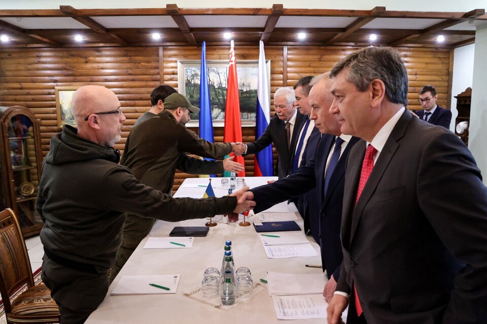 Representantes de Rusia y Ucrania se dan la mano antes de empezar la segunda ronda de negociaciones. (Fuente: AFP)