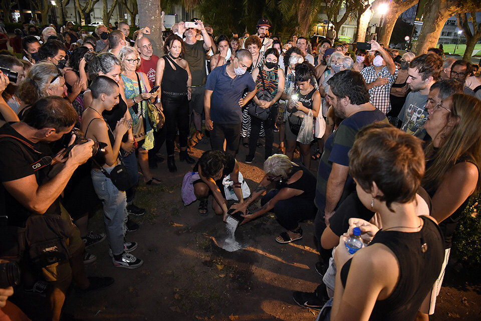 La mejor manera despedirlo: sus cenizas esparcidas en la plaza 25 de Mayo. (Fuente: Andres Macera)