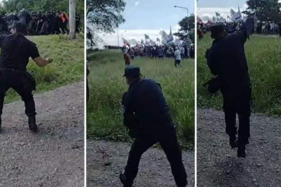 Efectivos de la polícia dispersan a los manifestantes usando piedras