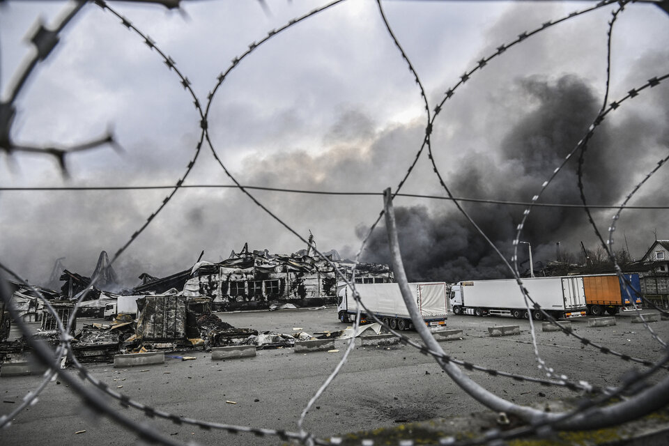 Un patio de cargas bombardeado, al oeste de Kiev. (Fuente: AFP)