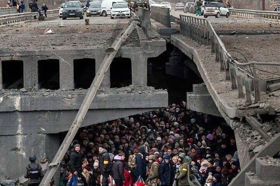 Cientos de ucranianos se esconden bajo las ruinas del puente en la ciudad de Irpim, Ucrania.  (Fuente: NA: MBCY)